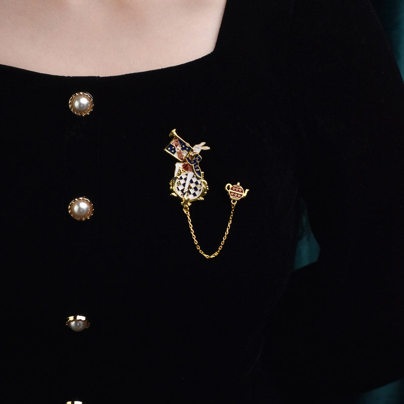 BlanBunny King’s Garden Vintage Brooch Elegant Retro Accessory  use image