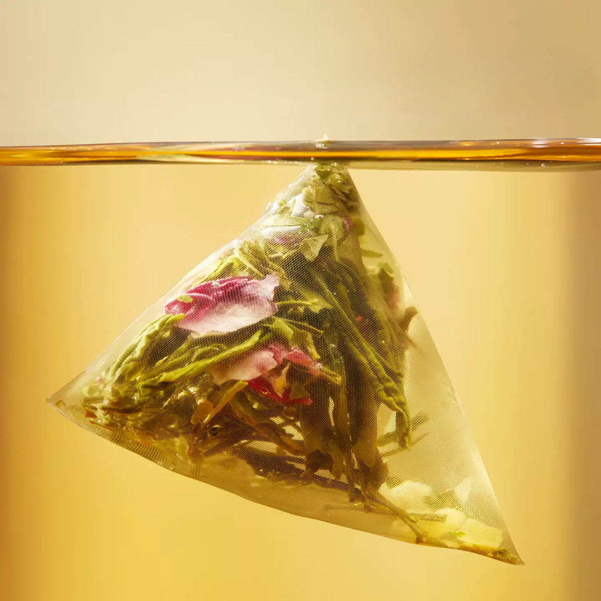 18-Flavour Adventure Tea Journey pyramid tea bag steeping in hot water