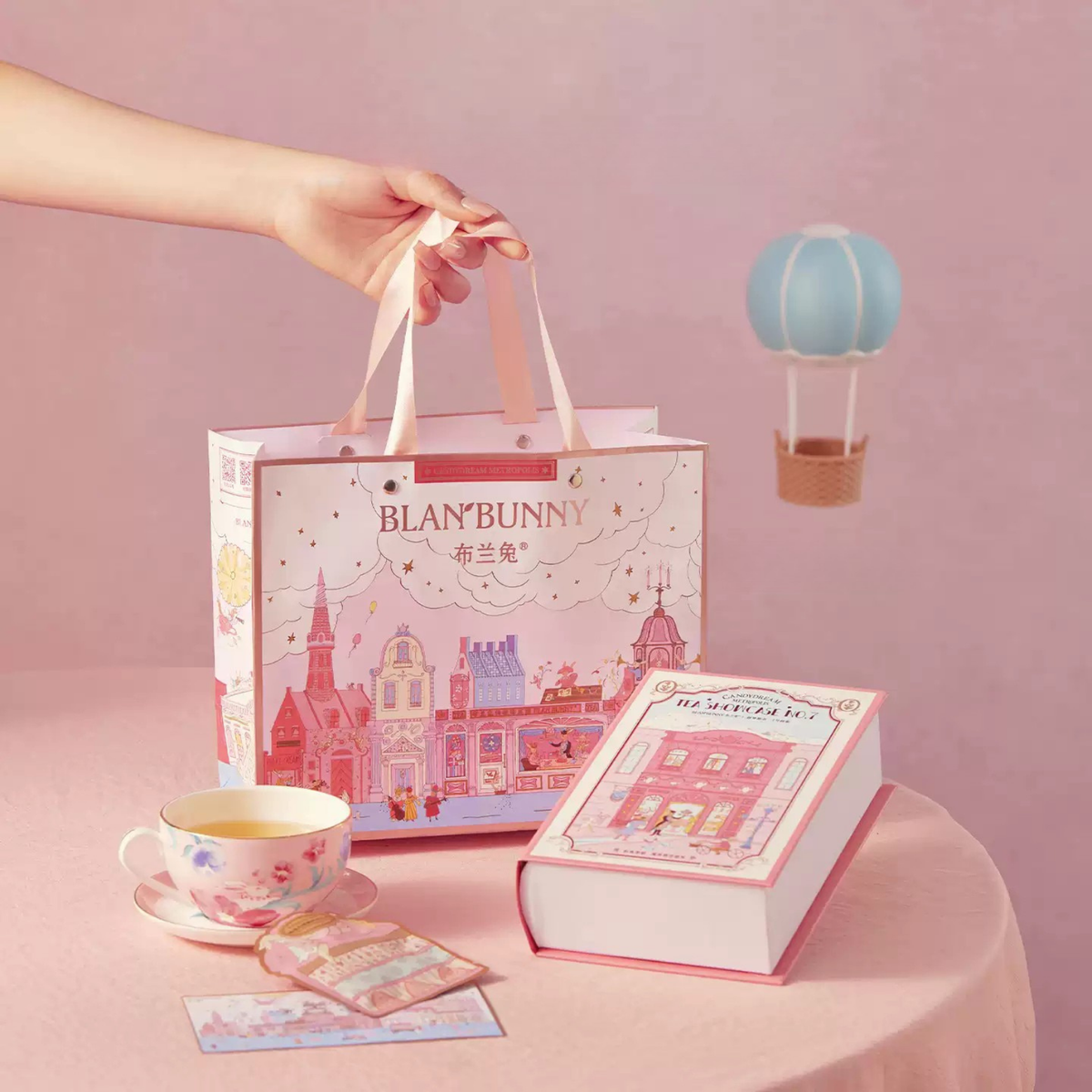Tea Showcase No.7 gift bag and illustrated closed box